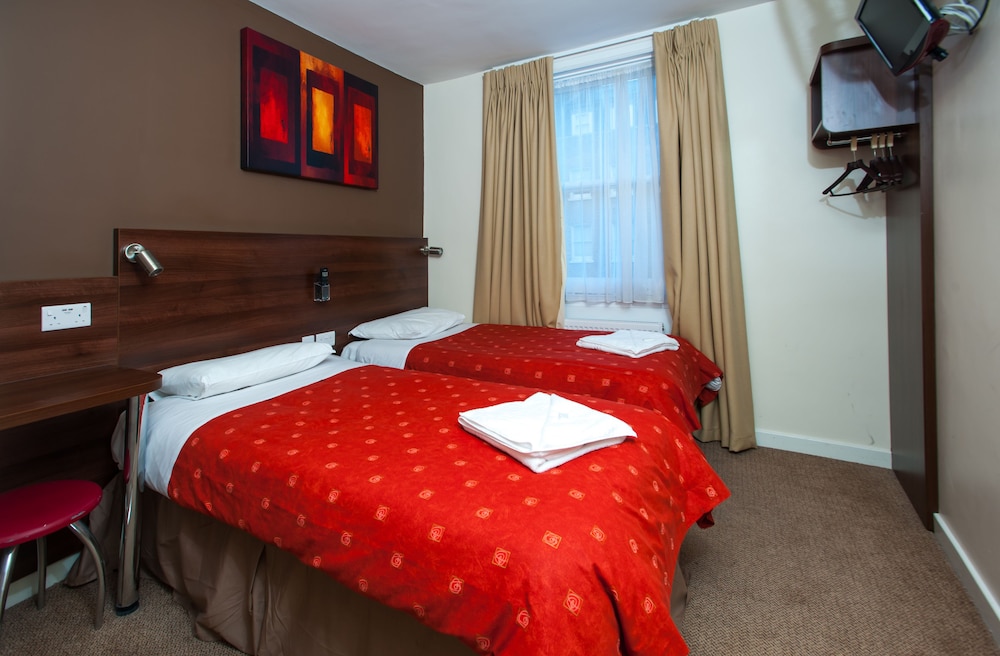 Habitación con 2 camas individuales, baño privado del hotel Marble Arch Inn. Foto 4