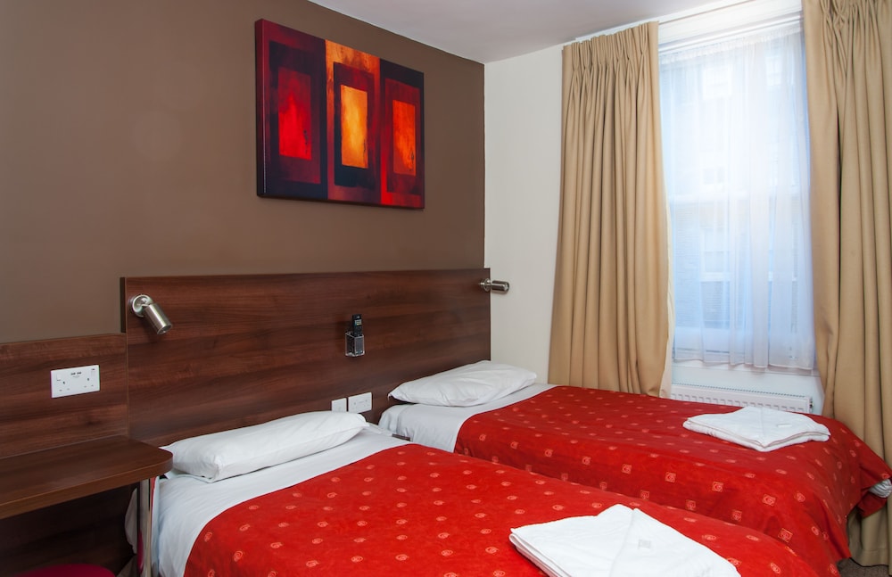 Habitación con 2 camas individuales, baño privado del hotel Marble Arch Inn. Foto 5