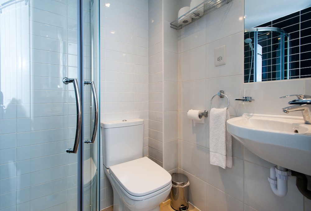 Habitación con 2 camas individuales, baño privado del hotel Marble Arch Inn. Foto 9