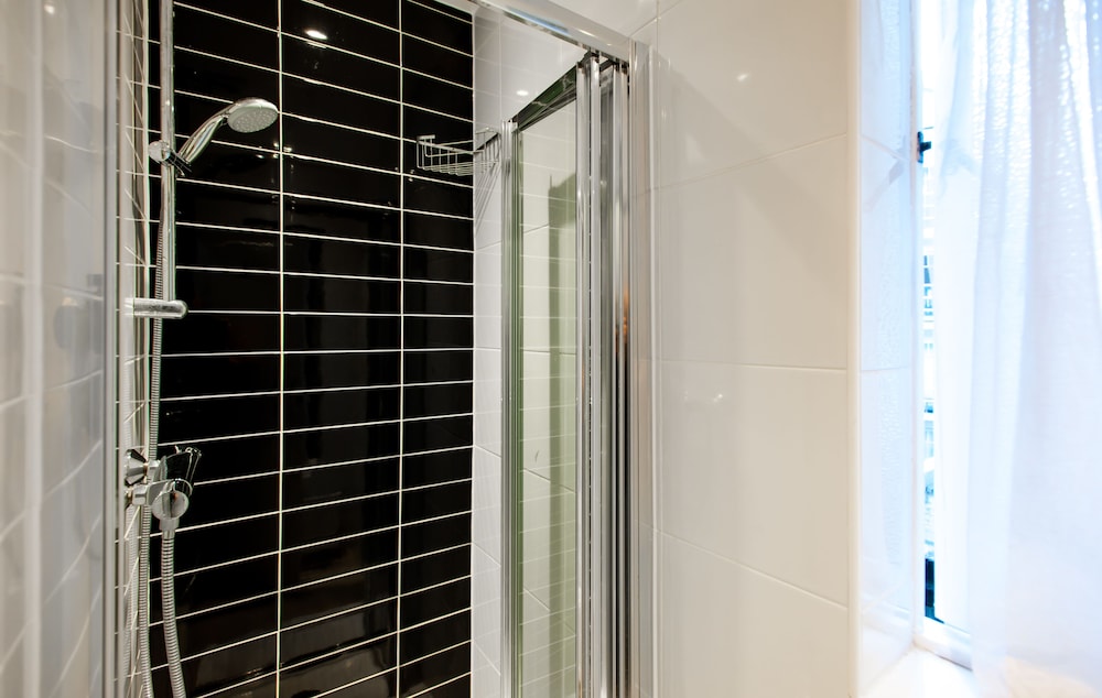 Habitación con 2 camas individuales, baño privado del hotel Marble Arch Inn. Foto 10