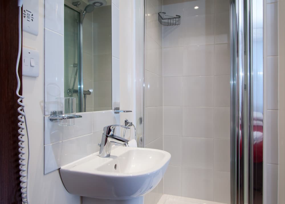 Habitación individual, baño privado del hotel Marble Arch Inn. Foto 5