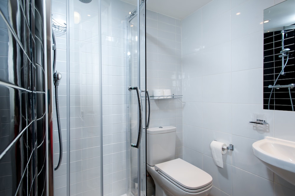 Habitación familiar, baño privado del hotel Marble Arch Inn. Foto 6