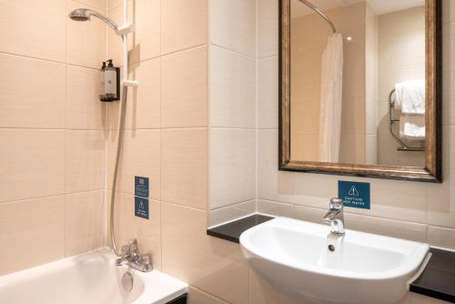 Habitación Doble Estándar del hotel London Croydon Aerodrome Hotel, BW Signature Collection. Foto 9