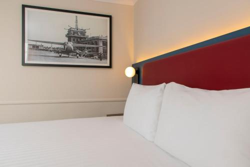 Habitación Estándar con cama extragrande - No fumadores del hotel London Croydon Aerodrome Hotel, BW Signature Collection. Foto 2