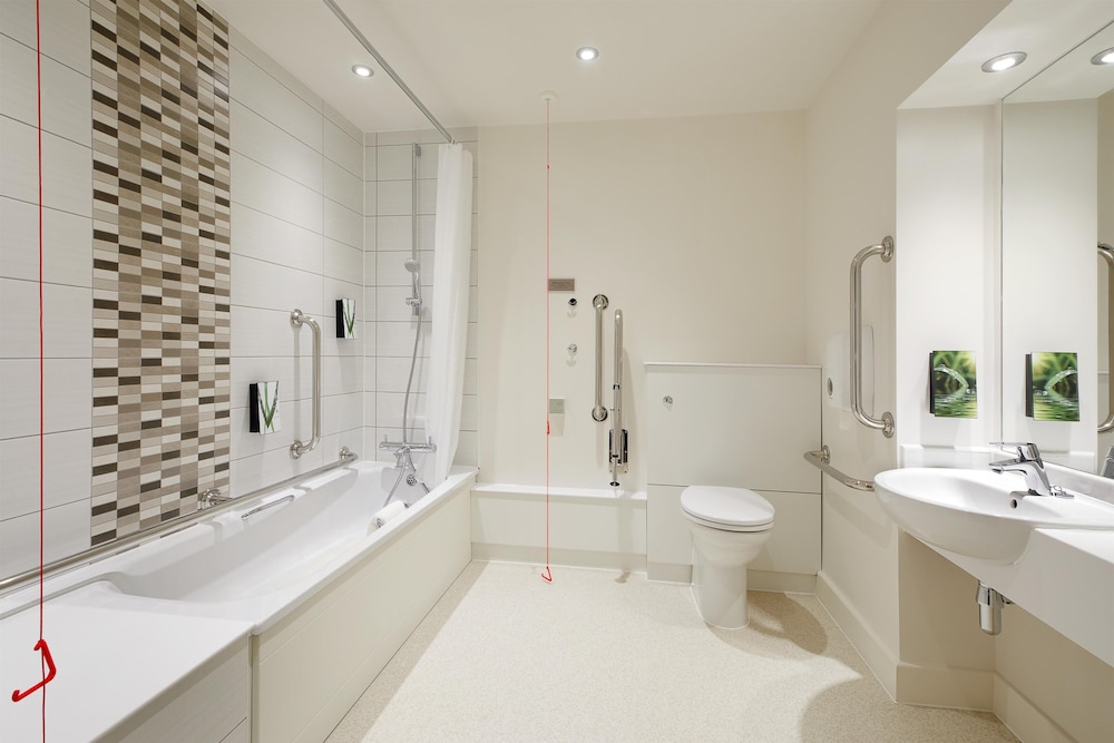 Habitación estándar doble, bañera accesible del hotel Premier Inn London Gatwick Airport North Terminal. Foto 5