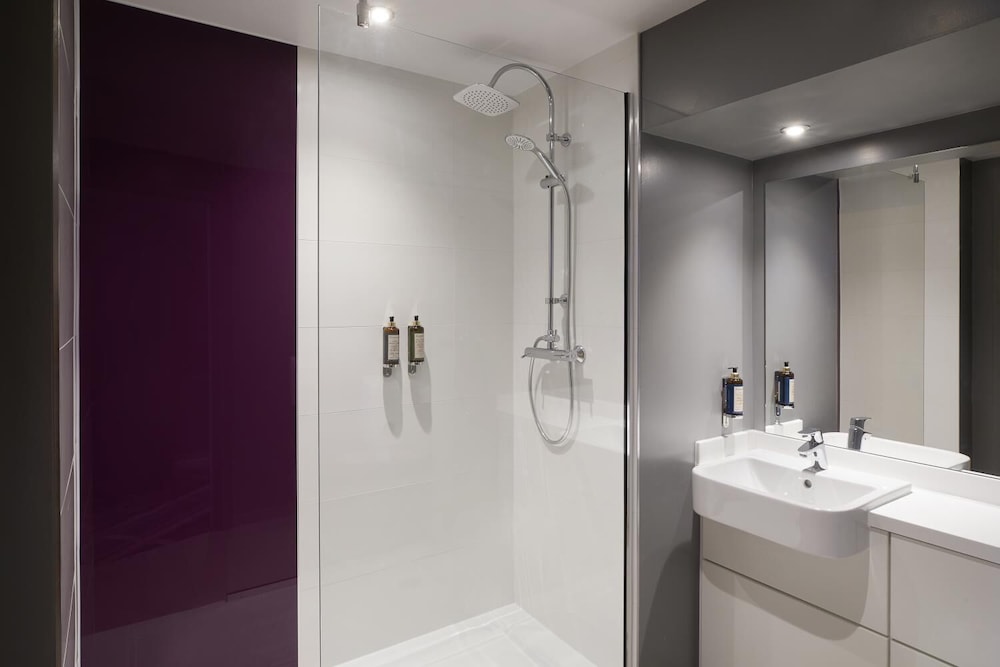 Habitación Doble Superior del hotel Premier Inn London Gatwick Airport North Terminal. Foto 7