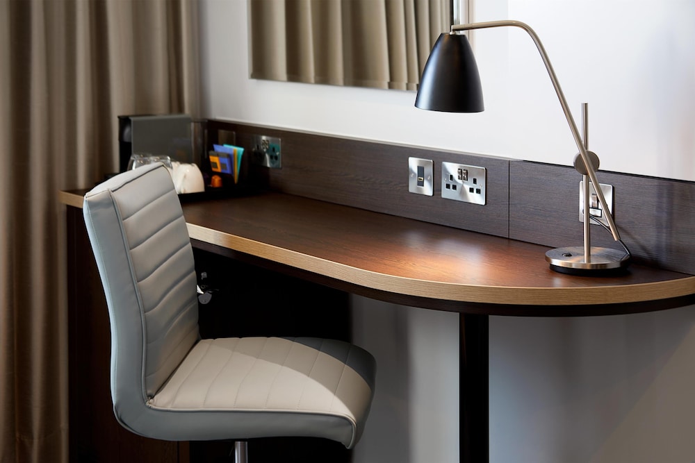 Habitación doble superior, bañera accesible del hotel Premier Inn London Gatwick Airport North Terminal. Foto 3