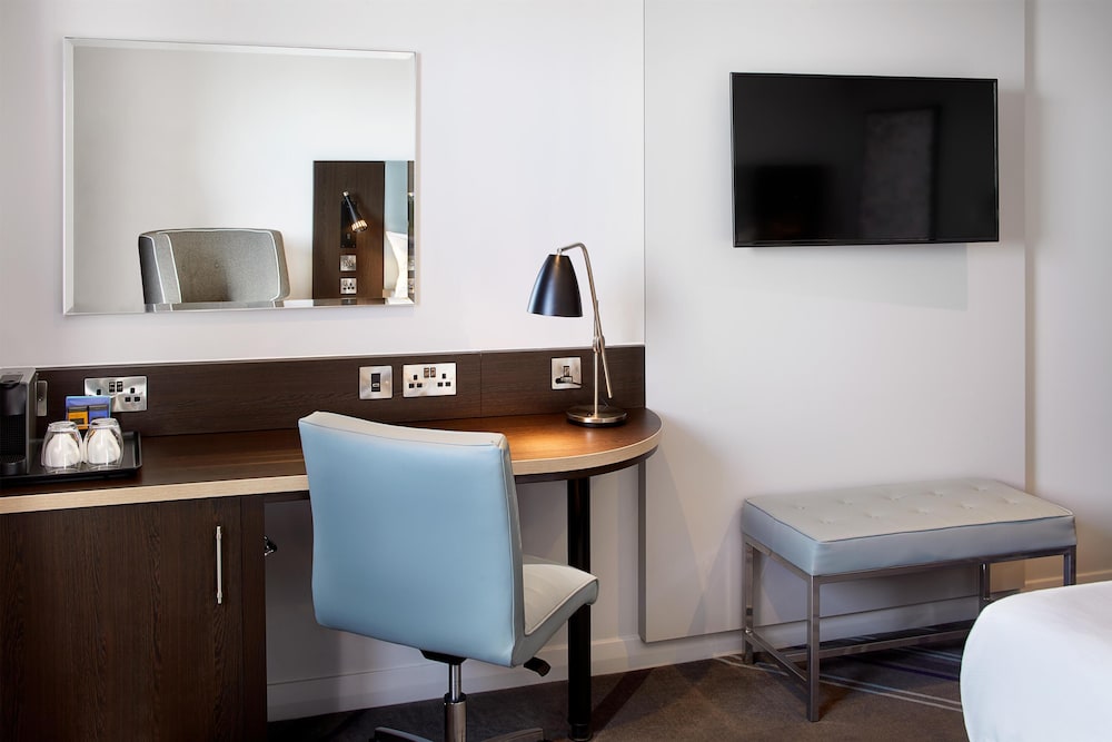 Habitación doble superior, bañera accesible del hotel Premier Inn London Gatwick Airport North Terminal. Foto 4