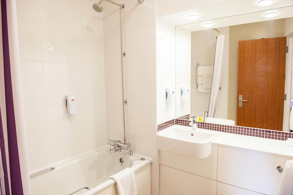 Habitación estándar doble del hotel Premier Inn Heathrow T5. Foto 1