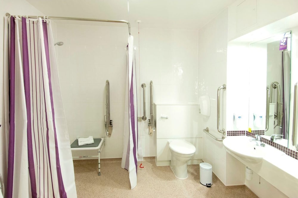 Habitación estándar doble, ducha adaptada del hotel Premier Inn Heathrow T5. Foto 1
