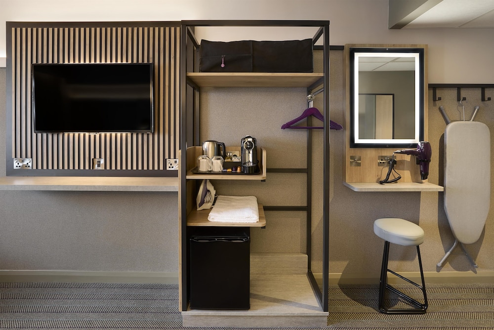 Habitación doble superior, ducha adaptada del hotel Premier Inn Heathrow T5. Foto 1