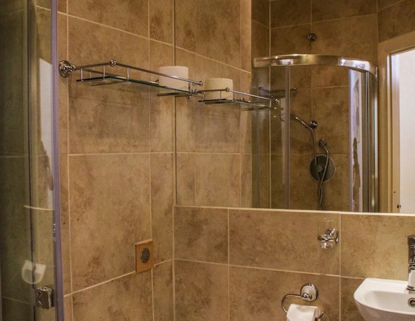 Habitación individual económica, baño privado del hotel Blades. Foto 1