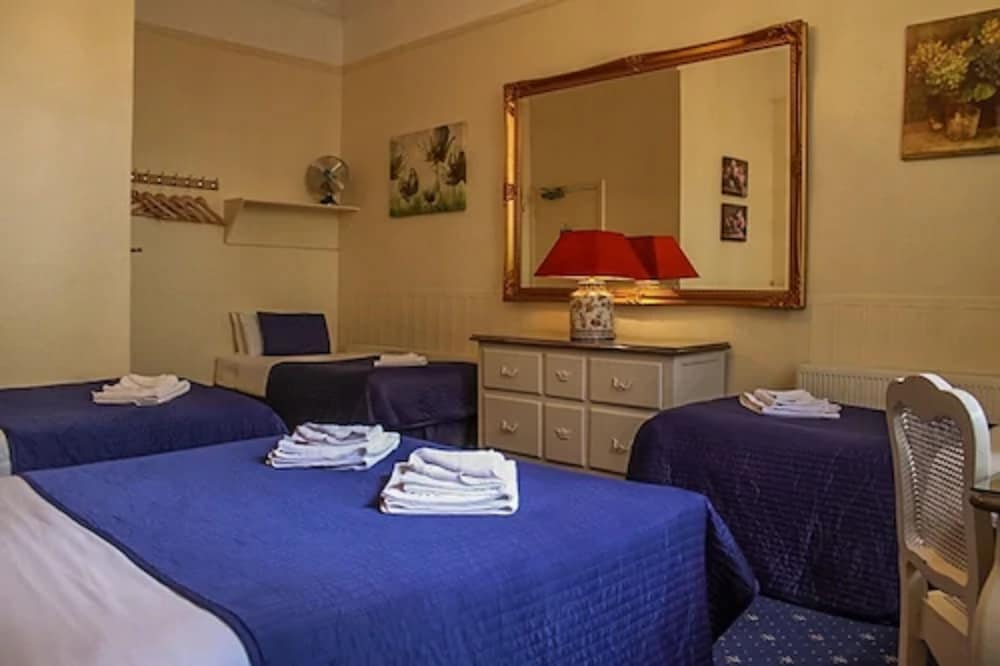 Habitación familiar (Private bathroom adjacent) del hotel Blades. Foto 2