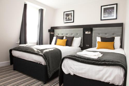 Habitación Triple Deluxe del hotel The Tudor Inn. Foto 2