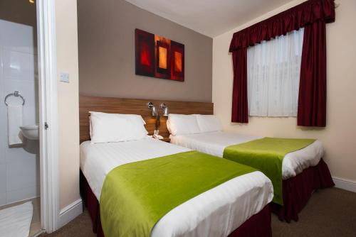 Habitación Triple del hotel The Dover. Foto 2