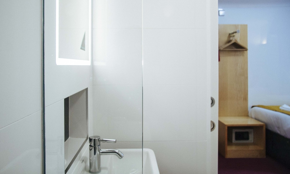 Habitación con 2 camas individuales del hotel Lord Kensington. Foto 5