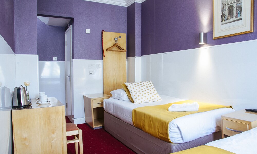 Habitación Triple del hotel Lord Kensington. Foto 9
