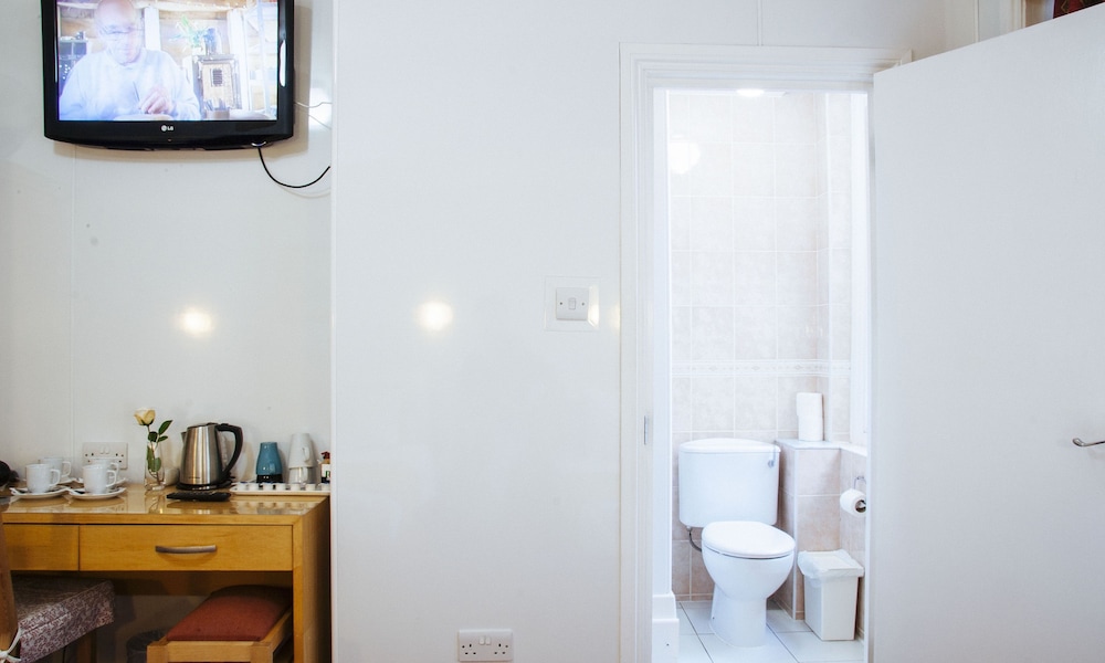 Habitación cuádruple estándar, baño privado (own bathroom) del hotel Lord Kensington. Foto 7