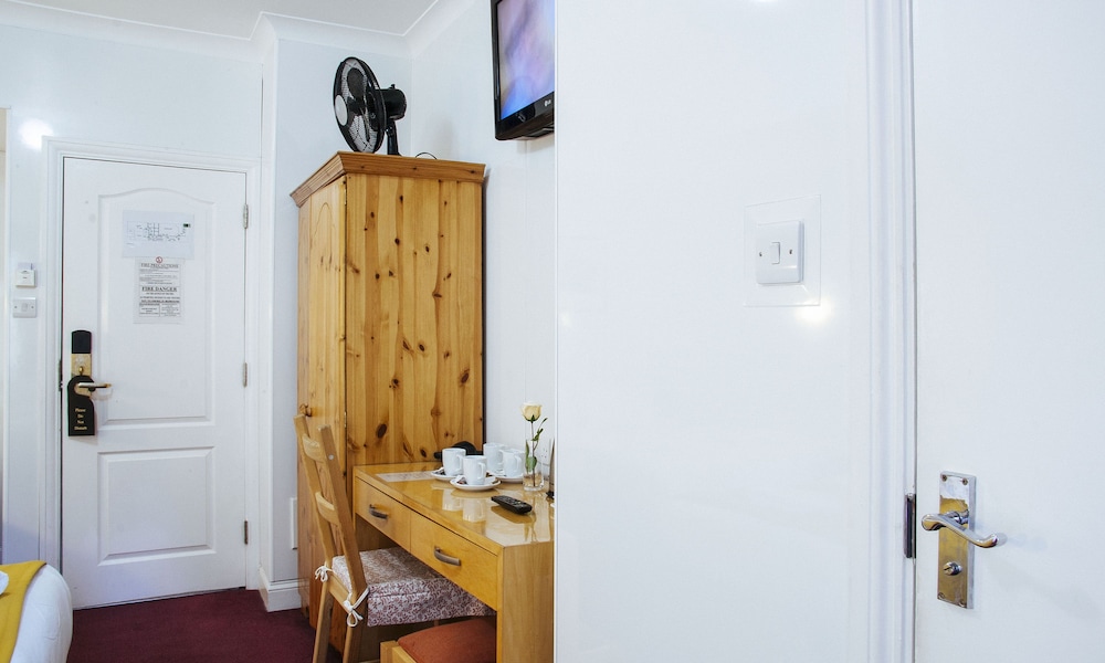 Habitación cuádruple estándar, baño privado (own bathroom) del hotel Lord Kensington. Foto 13