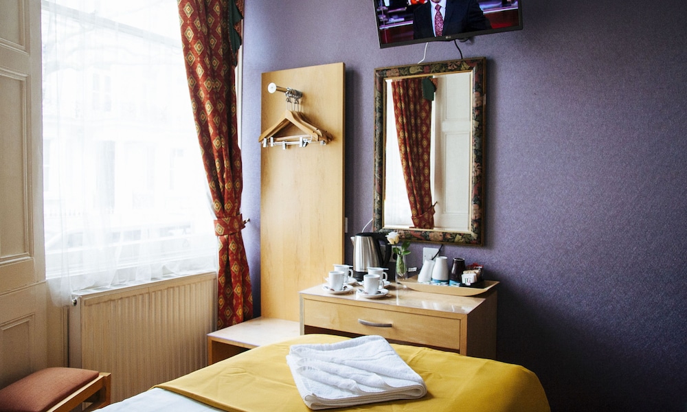Habitación cuádruple estándar, baño privado (own bathroom) del hotel Lord Kensington. Foto 15