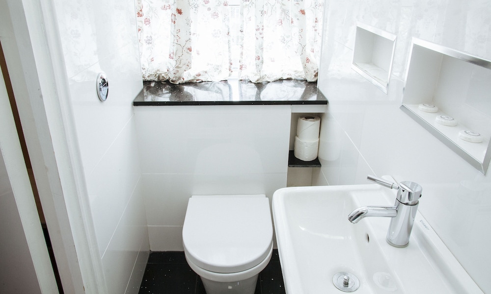Habitación cuádruple estándar, baño privado (own bathroom) del hotel Lord Kensington. Foto 18