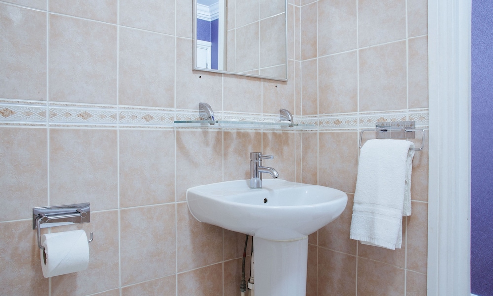 Habitación cuádruple estándar, baño privado (own bathroom) del hotel Lord Kensington. Foto 20
