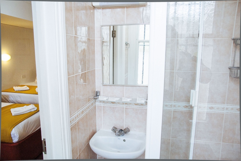 Habitación cuádruple estándar, baño privado (own bathroom) del hotel Lord Kensington. Foto 21