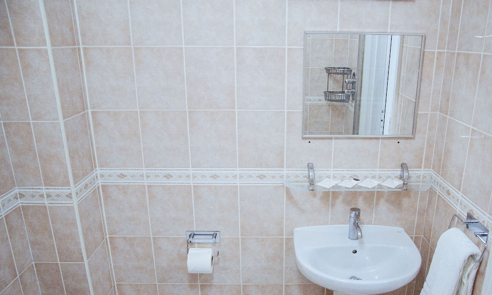Habitación cuádruple estándar, baño privado (own bathroom) del hotel Lord Kensington. Foto 22
