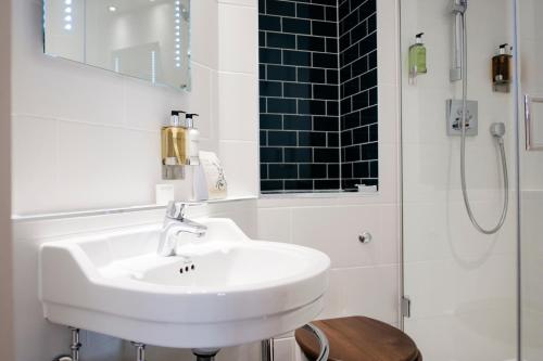 Habitación Deluxe con cama extragrande del hotel The White Hart. Foto 6