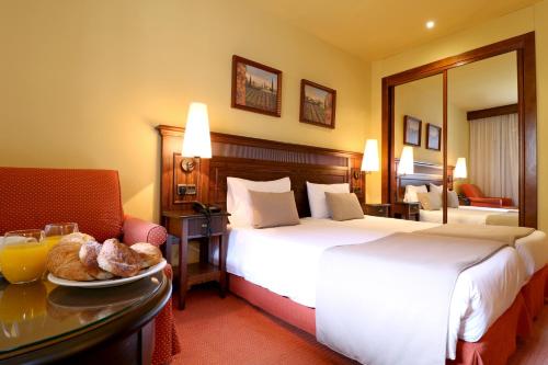 Habitación Triple Estándar del hotel Rvhotels Tuca. Foto 2