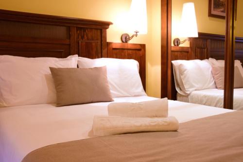 Habitación Triple Estándar del hotel Rvhotels Tuca. Foto 5