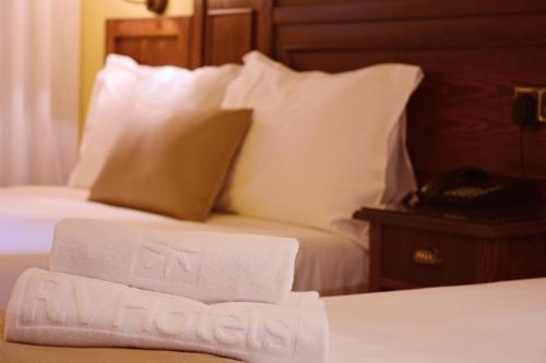 Habitación Triple Estándar del hotel Rvhotels Tuca. Foto 6