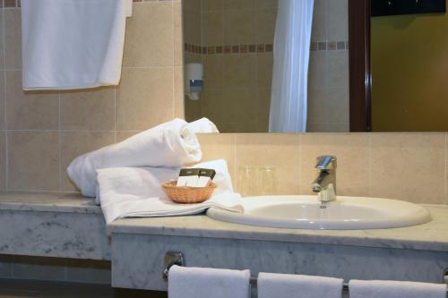 Habitación Doble Estándar del hotel Rvhotels Tuca. Foto 6