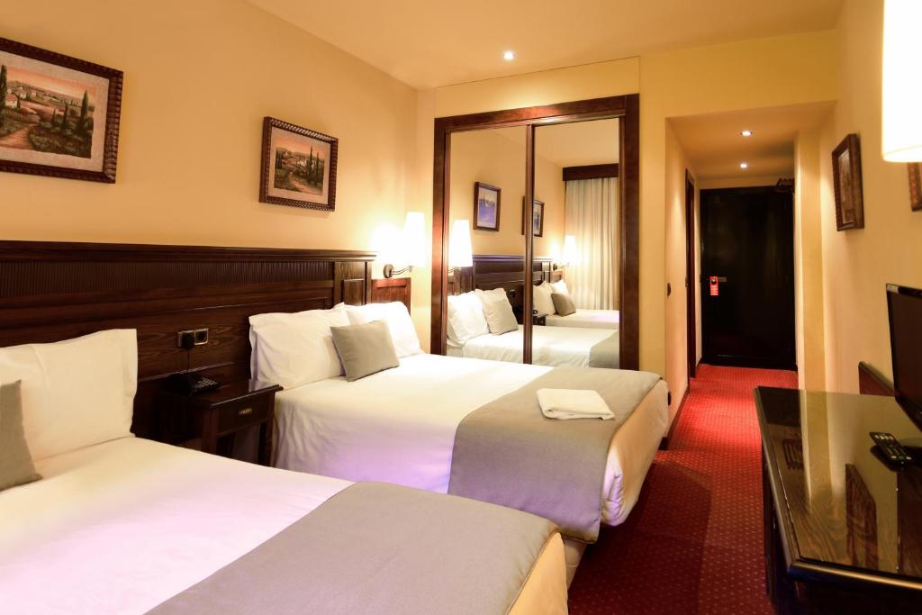 Habitación cuádruple del hotel Rvhotels Tuca. Foto 1