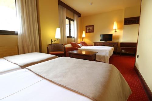 Habitación Triple Superior del hotel Rvhotels Tuca. Foto 4
