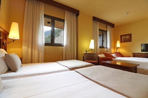 Habitación Triple Superior del hotel Rvhotels Tuca. Foto 5