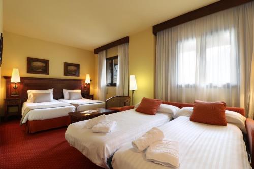 Habitación Triple Superior del hotel Rvhotels Tuca. Foto 6