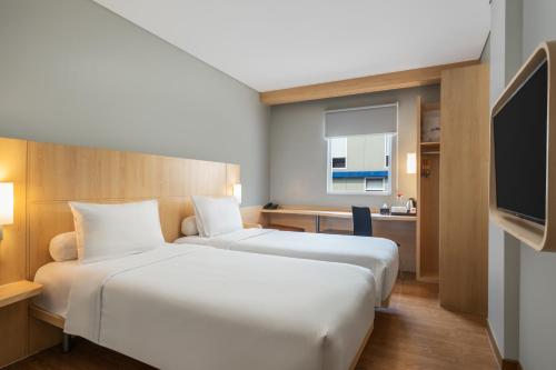 Habitación Doble Estándar - 2 camas del hotel Ibis Jakarta Senen. Foto 3