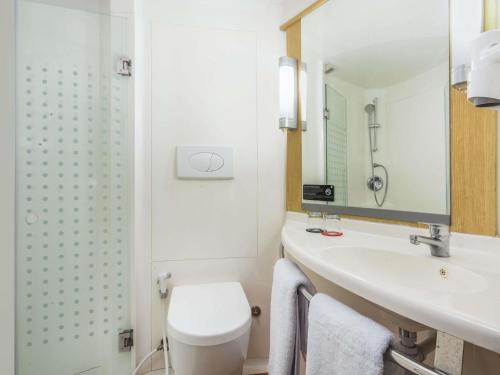 Habitación Doble Estándar del hotel Ibis Jakarta Senen. Foto 1