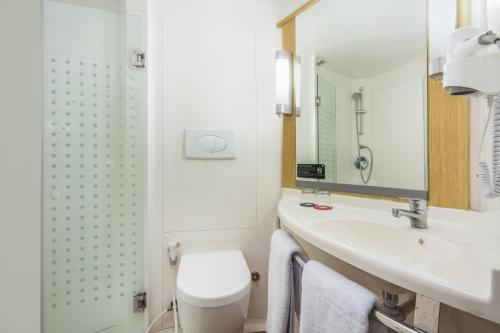 Habitación Doble Estándar del hotel Ibis Jakarta Senen. Foto 3