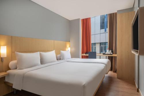 Habitación Estándar - 1 cama doble y 1 individual del hotel Ibis Jakarta Senen. Foto 3