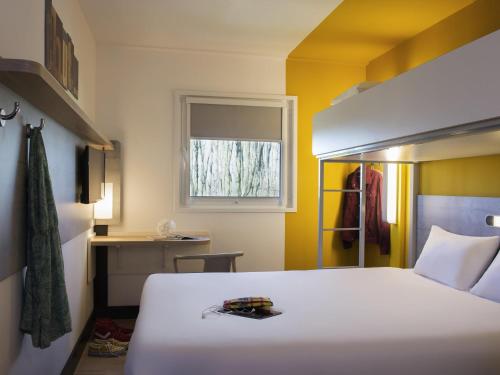 Habitación Estándar con 1 cama doble y 1 litera del hotel ibis budget Amsterdam Airport