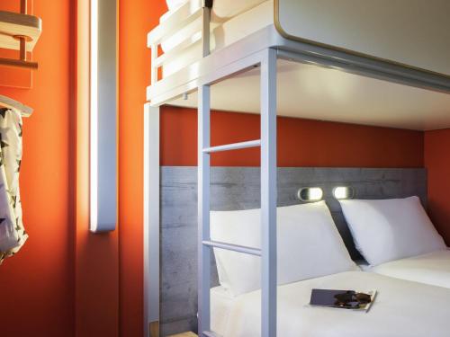 Habitación Estándar con 2 camas individuales y 1 litera del hotel ibis budget Amsterdam Airport
