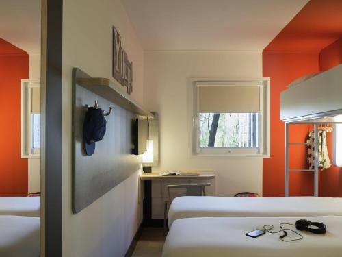 Habitación Estándar con 2 camas individuales y 1 litera del hotel ibis budget Amsterdam Airport. Foto 2