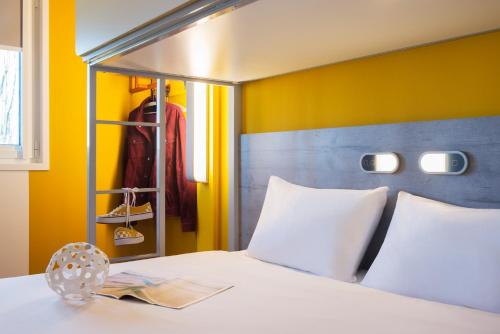 Habitación Estándar con 1 cama doble y 1 litera del hotel ibis budget Amsterdam Airport. Foto 4