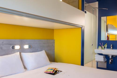 Habitación Estándar con 1 cama doble y 1 litera del hotel ibis budget Amsterdam Airport. Foto 5