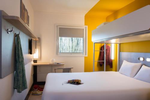 Habitación Estándar con 1 cama doble y 1 litera del hotel ibis budget Amsterdam Airport. Foto 6