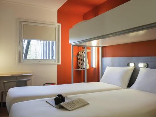 Habitación Estándar con 2 camas individuales y 1 litera del hotel ibis budget Amsterdam Airport