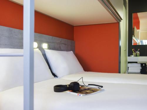 Habitación Estándar con 2 camas individuales y 1 litera del hotel ibis budget Amsterdam Airport. Foto 1