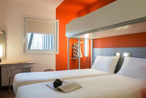 Habitación Estándar con 2 camas individuales y 1 litera del hotel ibis budget Amsterdam Airport. Foto 3
